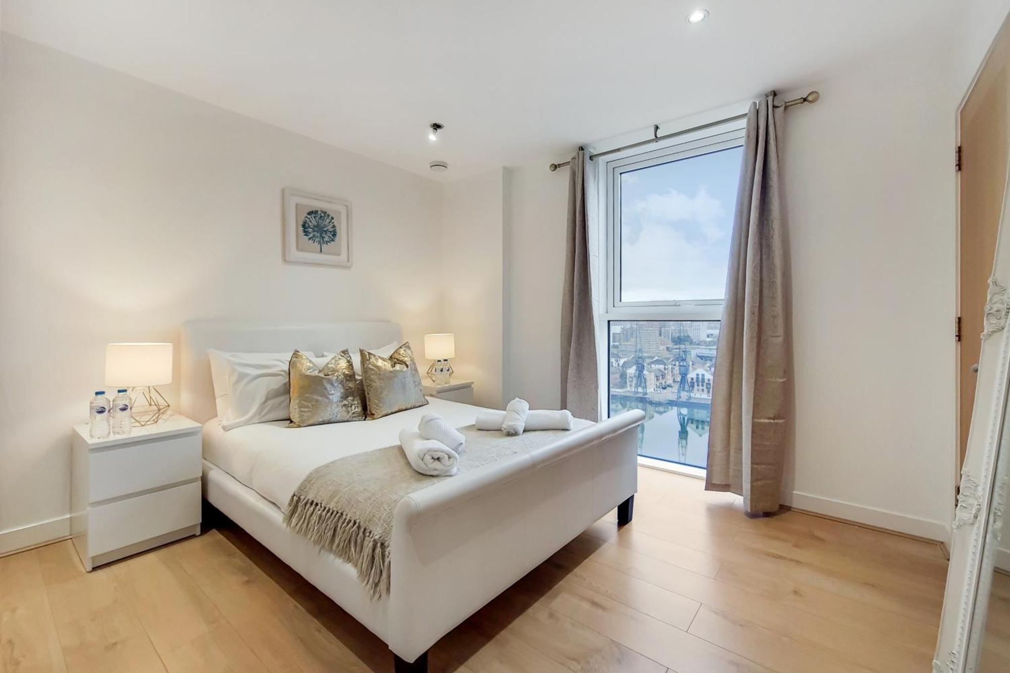 Deluxe Two Bed Apartment With River & City View Лондон Екстериор снимка
