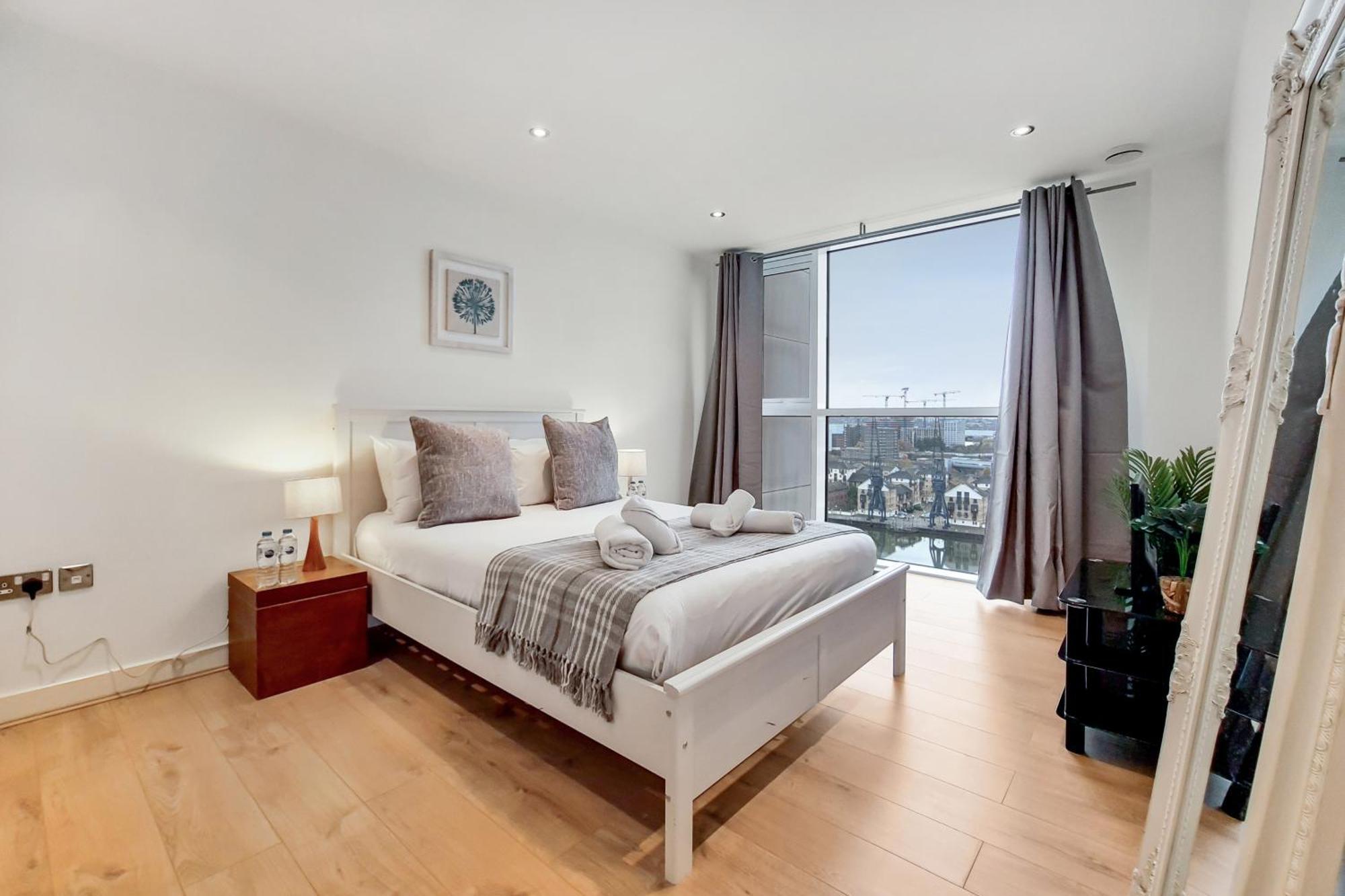 Deluxe Two Bed Apartment With River & City View Лондон Екстериор снимка